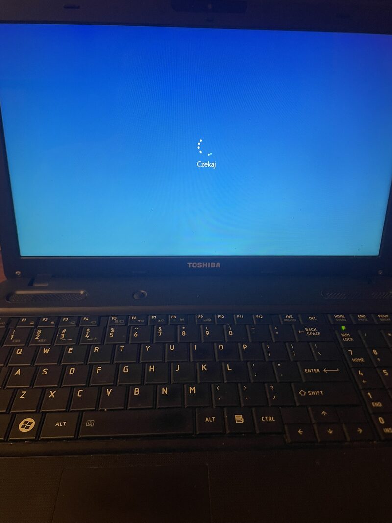 Laptop Toshiba uruchamia system Windows po udanej naprawie w serwisie Stryków